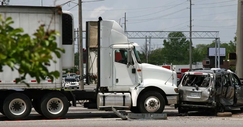 A severe truck accident on a Florida highway, highlighting the dangers of commercial truck collisions and the need for legal representation.